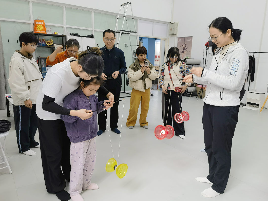 體驗(yàn)抖空竹。周春麗攝