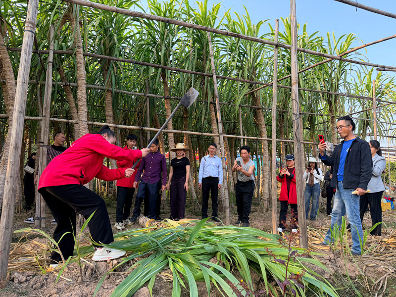 學員在采集直播前預熱視頻鏡頭。主辦方供圖