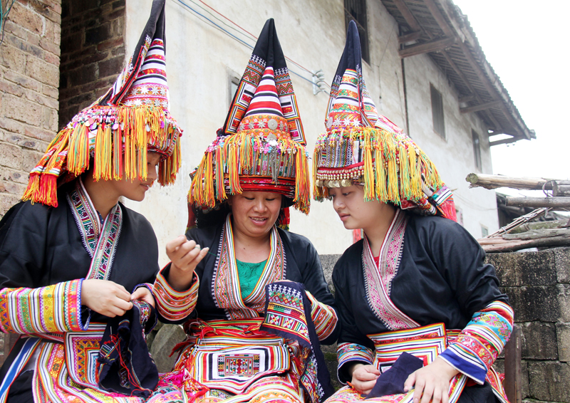 自治區(qū)級非物質(zhì)文化遺產(chǎn)代表性傳承人盤紅珍傳授瑤繡技藝。