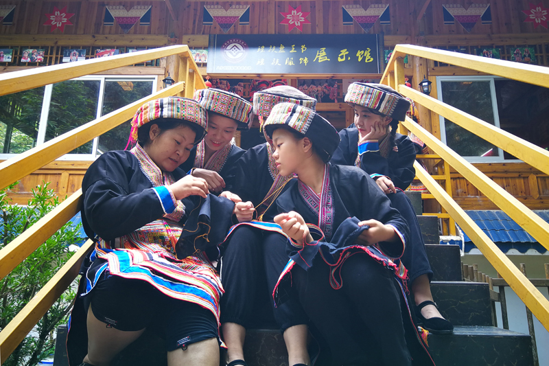 瑤繡繡娘依托新時代文明實踐站開展瑤繡技藝傳承。