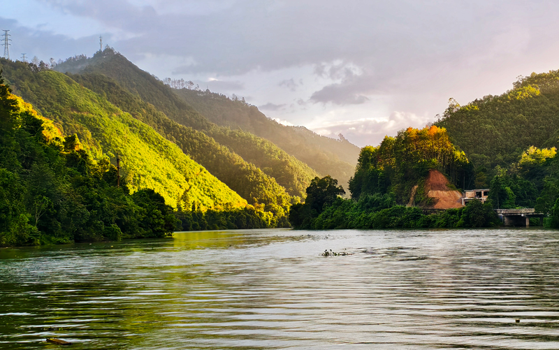 黃洞青山綠水。