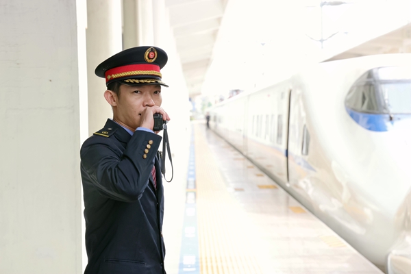 “玉馬專列”在玉林站發(fā)車，客運(yùn)值班員做好聯(lián)控工作。陳海嬋攝