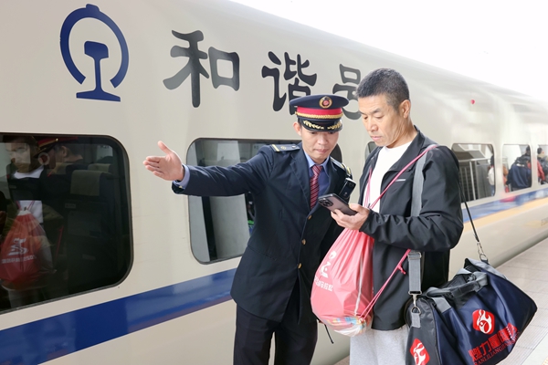 玉林站工作人員做好“玉馬專列”旅客引導(dǎo)服務(wù)。陳海嬋攝