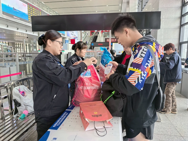 玉林站開設(shè)專屬安檢通道服務(wù)玉林馬拉松跑友及旅客。陳海嬋攝