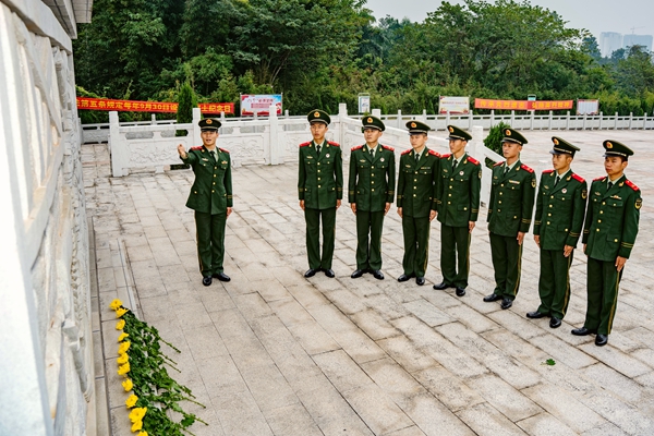 班長為戰(zhàn)士講述先烈的故事。