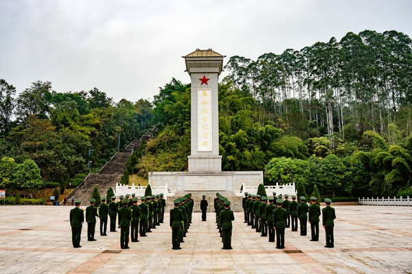 “緬懷革命先烈 汲取奮進(jìn)力量”活動(dòng)現(xiàn)場。