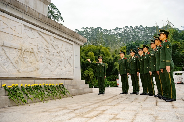 班長為戰(zhàn)士講述先烈的故事。