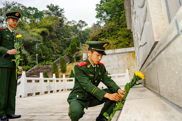 武警官兵為“革命烈士”敬獻(xiàn)鮮花。