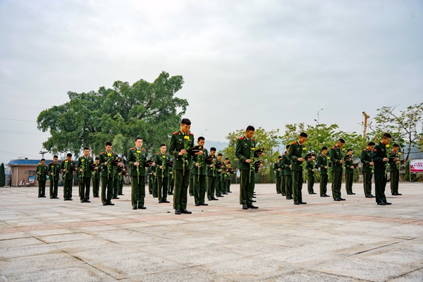 全體官兵肅立默哀。