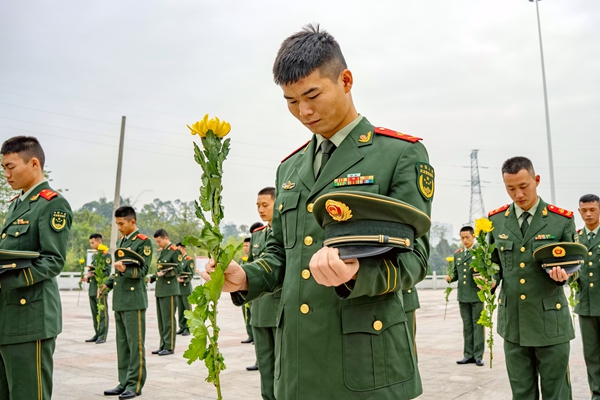 官兵肅立默哀。