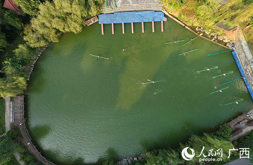 河池學(xué)院獨(dú)竹漂訓(xùn)練場。人民網(wǎng) 付華周攝