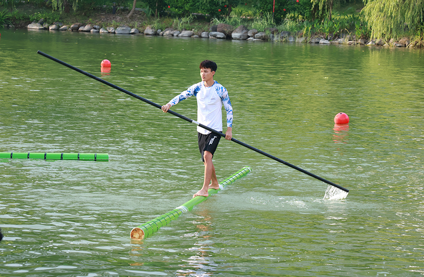 學(xué)生正在進(jìn)行獨(dú)竹漂訓(xùn)練。劉媛媛攝