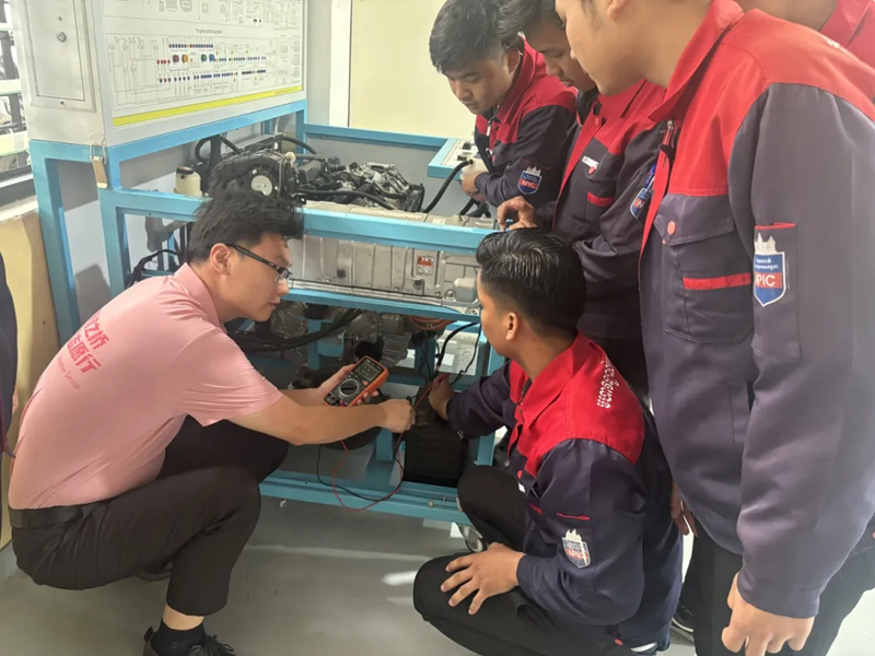 龔星全（左一）在開展職教志愿服務(wù)工作。柳州市二職校供圖