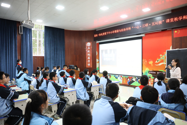 南寧市西大附屬學校李佩芳老師課例展示《增強安全意識》。黃梓希攝