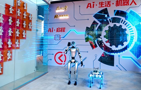 AI與機器人守護社區(qū)安全。黃君軍攝