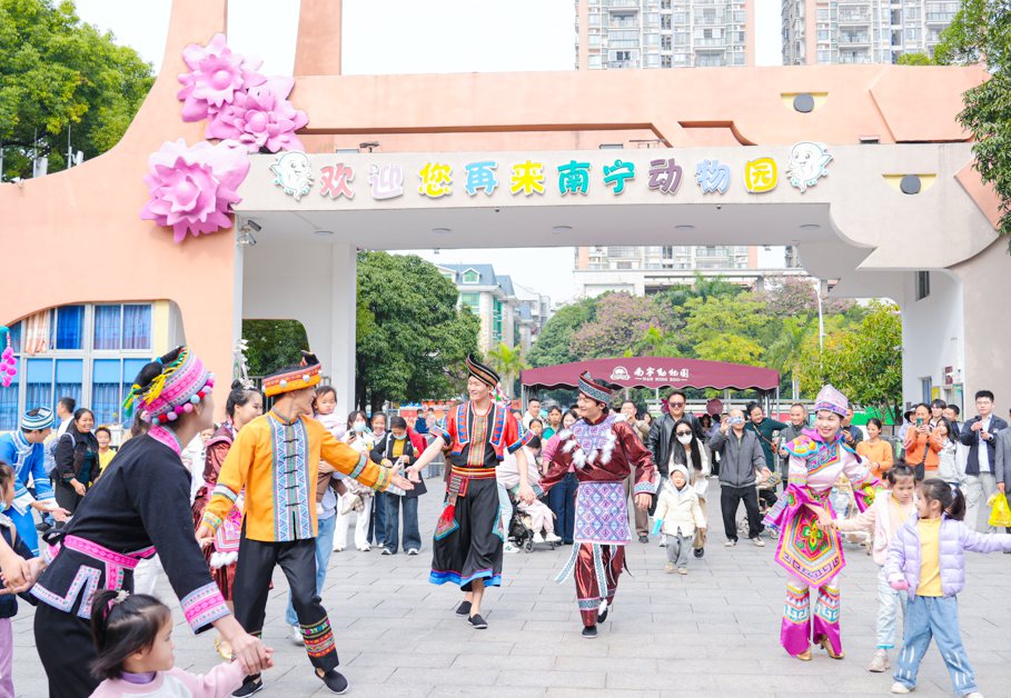 南寧動(dòng)物園活動(dòng)現(xiàn)場。南寧市藝術(shù)劇院供圖