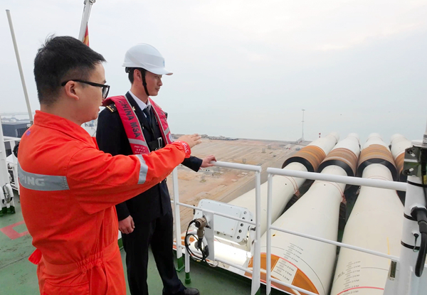 欽州海事局執(zhí)法人員登輪檢查船舶裝載情況。廣西海事局供圖