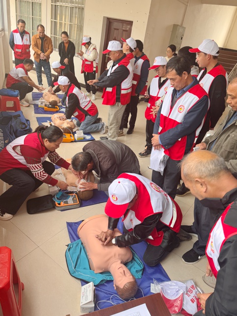 進行心肺復蘇急救實操。主辦方供圖