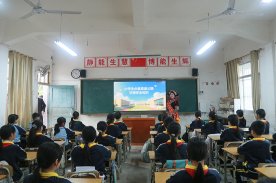 聯(lián)盟成員單位黨員給孩子們普及道路交通安全知識