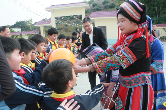 向?qū)W生們贈送圖書文具等愛心物資