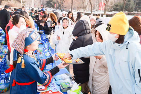 2025“冬游廣西廣旅行”廣西好果子在遼寧大學(xué)派送活動(dòng)現(xiàn)場(chǎng)。廣旅集團(tuán)供圖