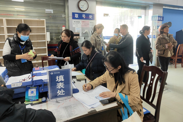 柳江區(qū)人社“一門式”服務(wù)大廳接待群眾。曾文堅(jiān)攝