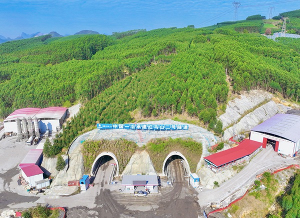 羅鹿高速第3標(biāo)段項目紅馬山2號隧道雙洞貫通 。中國一冶供圖