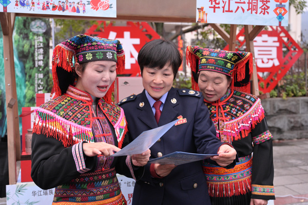 流動(dòng)宣傳小隊(duì)走到當(dāng)?shù)靥厣偳爸v解稅費(fèi)政策。黃雅慧攝