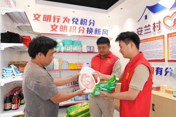 巖灘水電公司志愿者為村民兌換獎(jiǎng)品。巖灘水電公司供圖