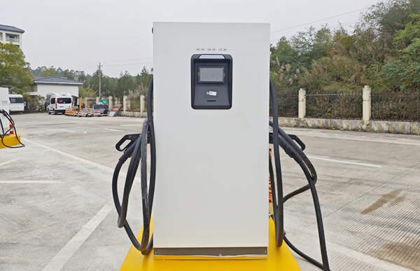 新能源重型卡車超級充電站。張銳攝