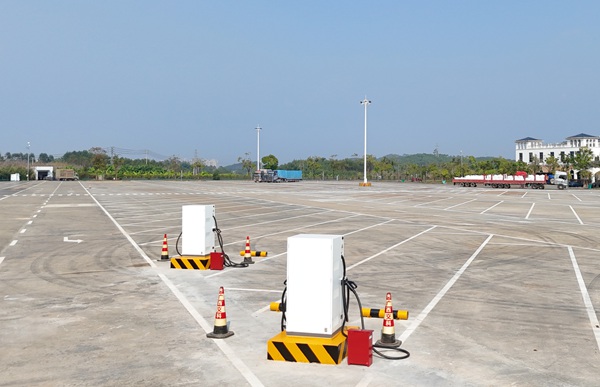 新能源重型卡車超級充電站。周賢偉攝