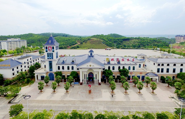 那馬服務(wù)區(qū)。何毅攝