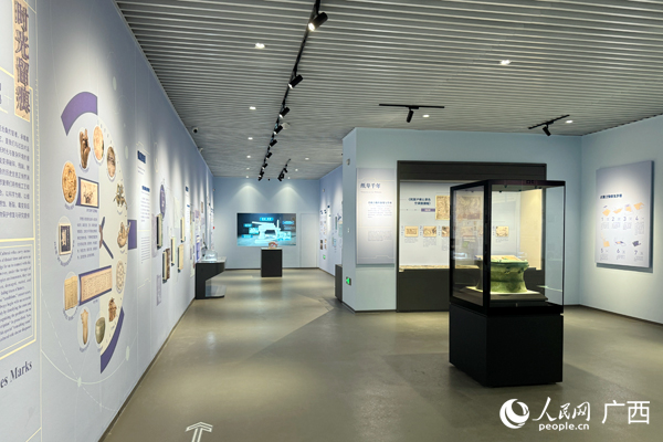 文物保護(hù)修復(fù)展現(xiàn)場(chǎng)。人民網(wǎng)記者 王勇攝