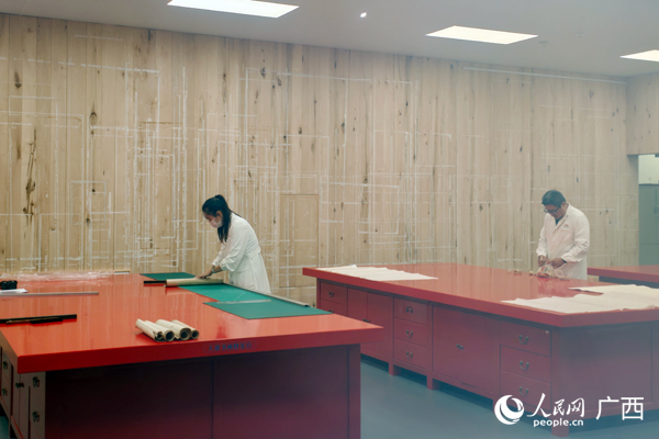 文物修復(fù)師正在工作。人民網(wǎng)記者 王勇攝
