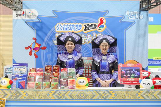 林華(右)參與“廣西三月三”民俗節(jié)慶活動推廣。廣西體彩供圖