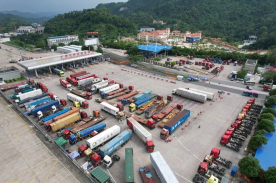 廣西憑祥綜合保稅區(qū)等待通關(guān)的車輛。