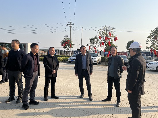 凌星高與祥盛家居科技材料股份有限公司相關(guān)負責人交談