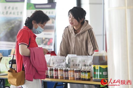 觀眾參觀入口處的農(nóng)特產(chǎn)品。人民網(wǎng)記者 白鴿攝