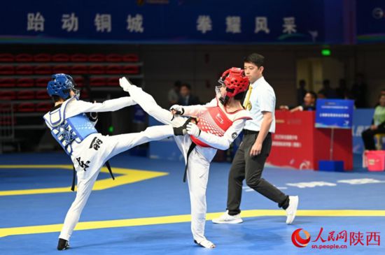 比賽現(xiàn)場，運動員激烈對決。人民網(wǎng)記者 白鴿攝