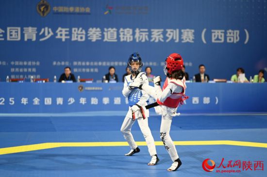 比賽現(xiàn)場，運動員激烈對決。人民網(wǎng)記者 白鴿攝