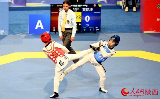 比賽現(xiàn)場，運動員激烈對決。人民網(wǎng)記者 白鴿攝