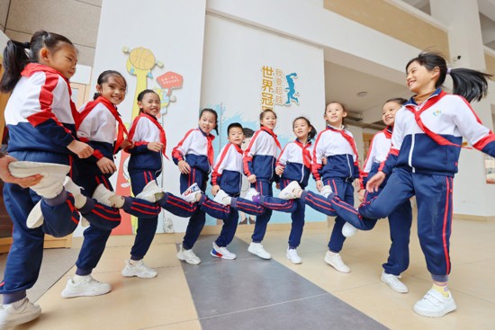 福建泉州市晉光小學的學生們在課間開展活動。學校供圖