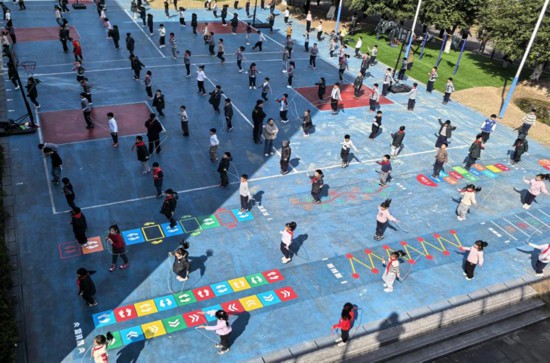 重慶兩江新區(qū)童心青禾小學的學生們參加大課間體育活動。秦波攝