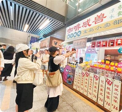 顧客在“咖啡感獸”店鋪前拍照打卡。陳秋霞攝