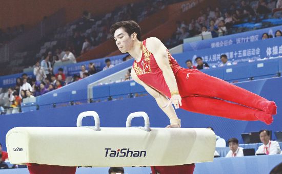 11月16日，廣西隊(duì)選手陸崇燦在比賽中，最終獲得冠軍。新華社記者朱祥攝