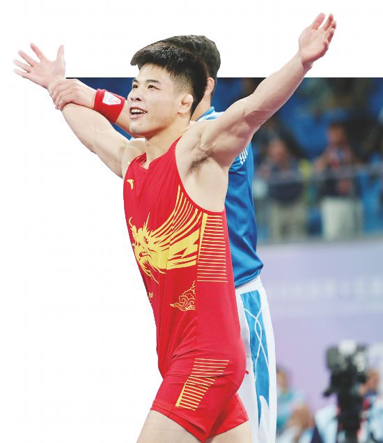 11月11日，廣西隊(duì)選手陸鋒（前）在賽后慶祝奪冠。新華社記者李然攝