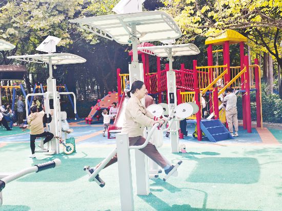 市民在公園里使用健身器材鍛煉身體。