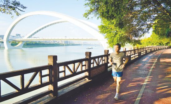 市民在秀美邕江畔晨跑。記者宋延康攝